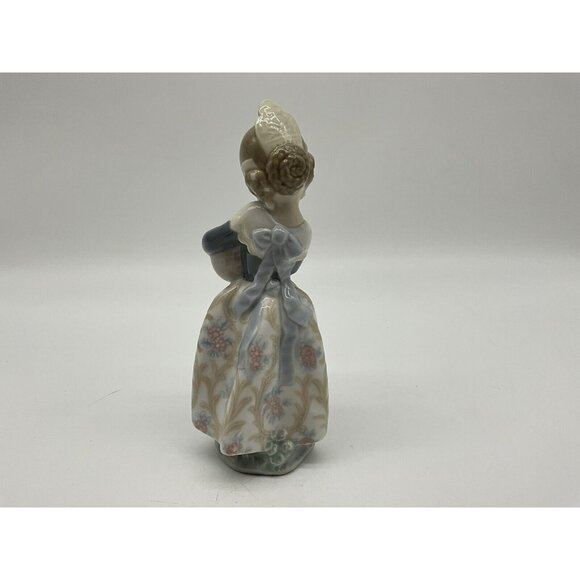 Lladro "VALENCIAN GIRL HOLDING ORANGES" Retired Porcelain Figurine # 4841 Mint - Picture 8 of 16